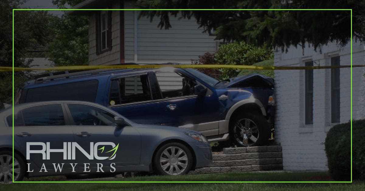 Un coche se estrella contra una casa en Tampa y deja un herido