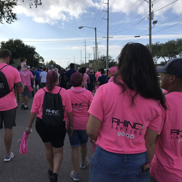 Caminata contra el cáncer de mama del equipo RHINO