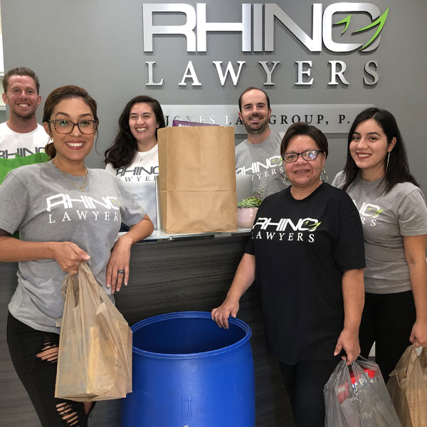 Equipo RHINO recogiendo donaciones