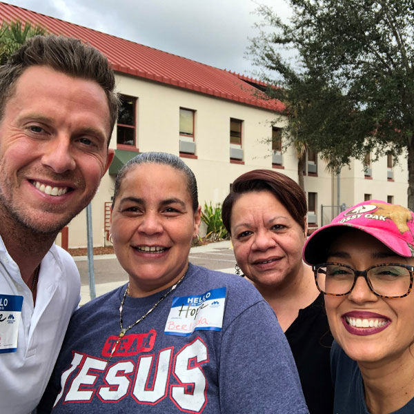 Brandon y el equipo de Metropolitan Ministries